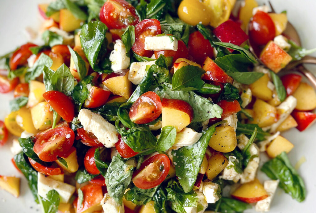 Ensalada caprese con Durazno de California