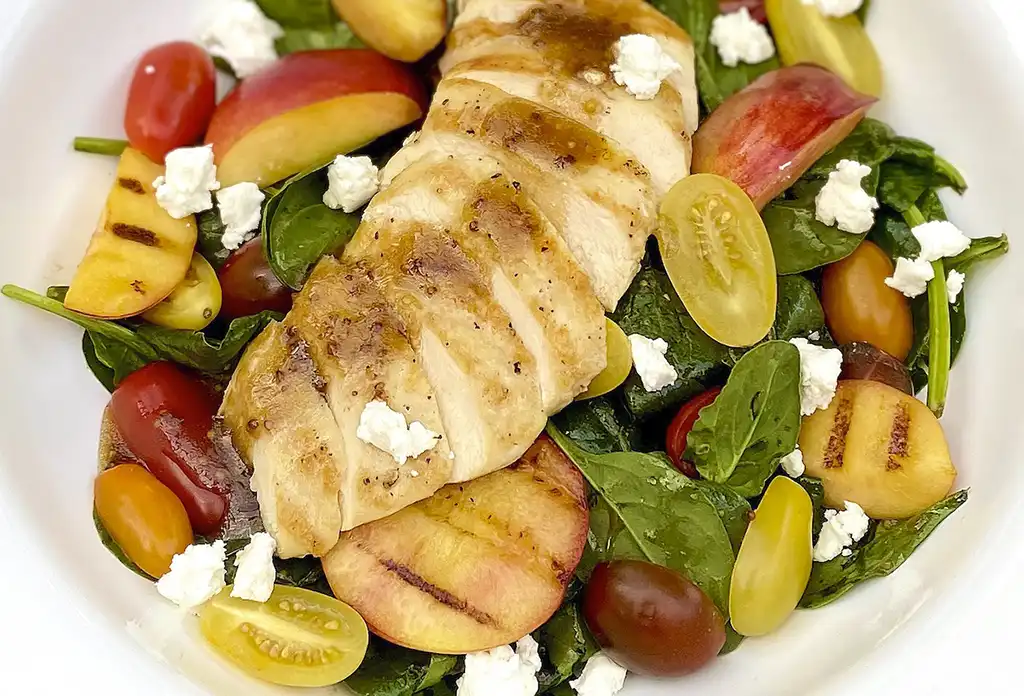 Ensalada con pechuga de pollo y nectarinas de California