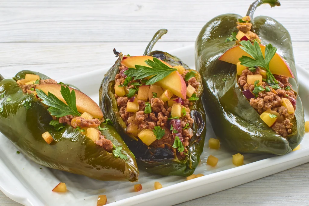 Chiles rellenos con duraznos y ciruelas de California